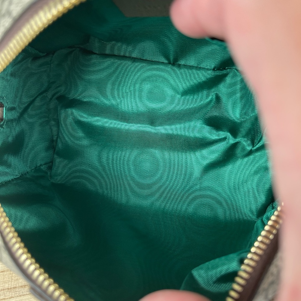 GUCCI GG SUPREME COSMETIC BAG - Picture 7 of 12